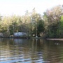 Les caravanes sur le bord du lac sont bien situées